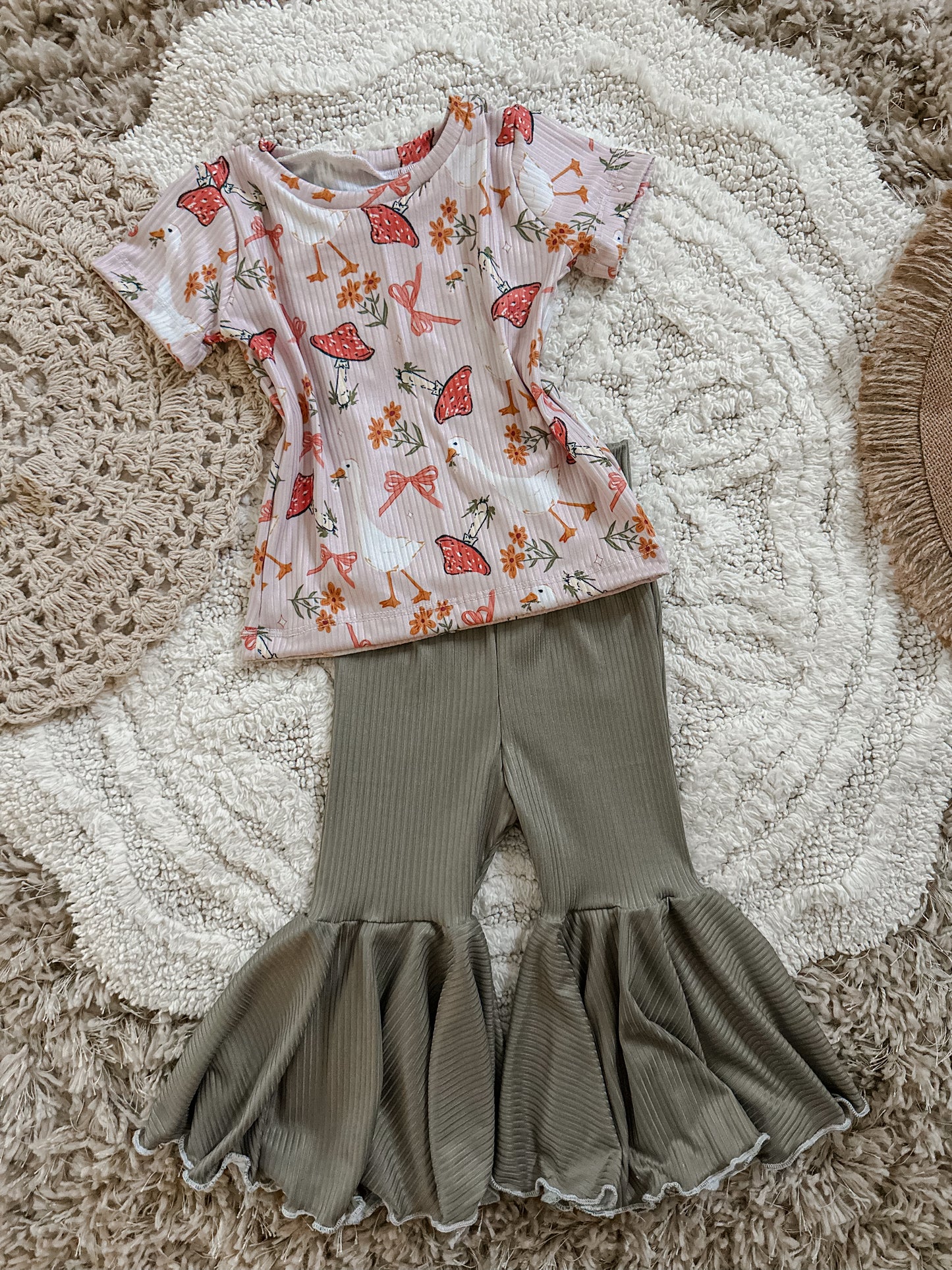 6/9 Basic tee & Bell bottoms